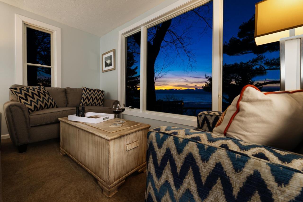 Looking Glass Beachfront Inn グランド・ヘイブン エクステリア 写真