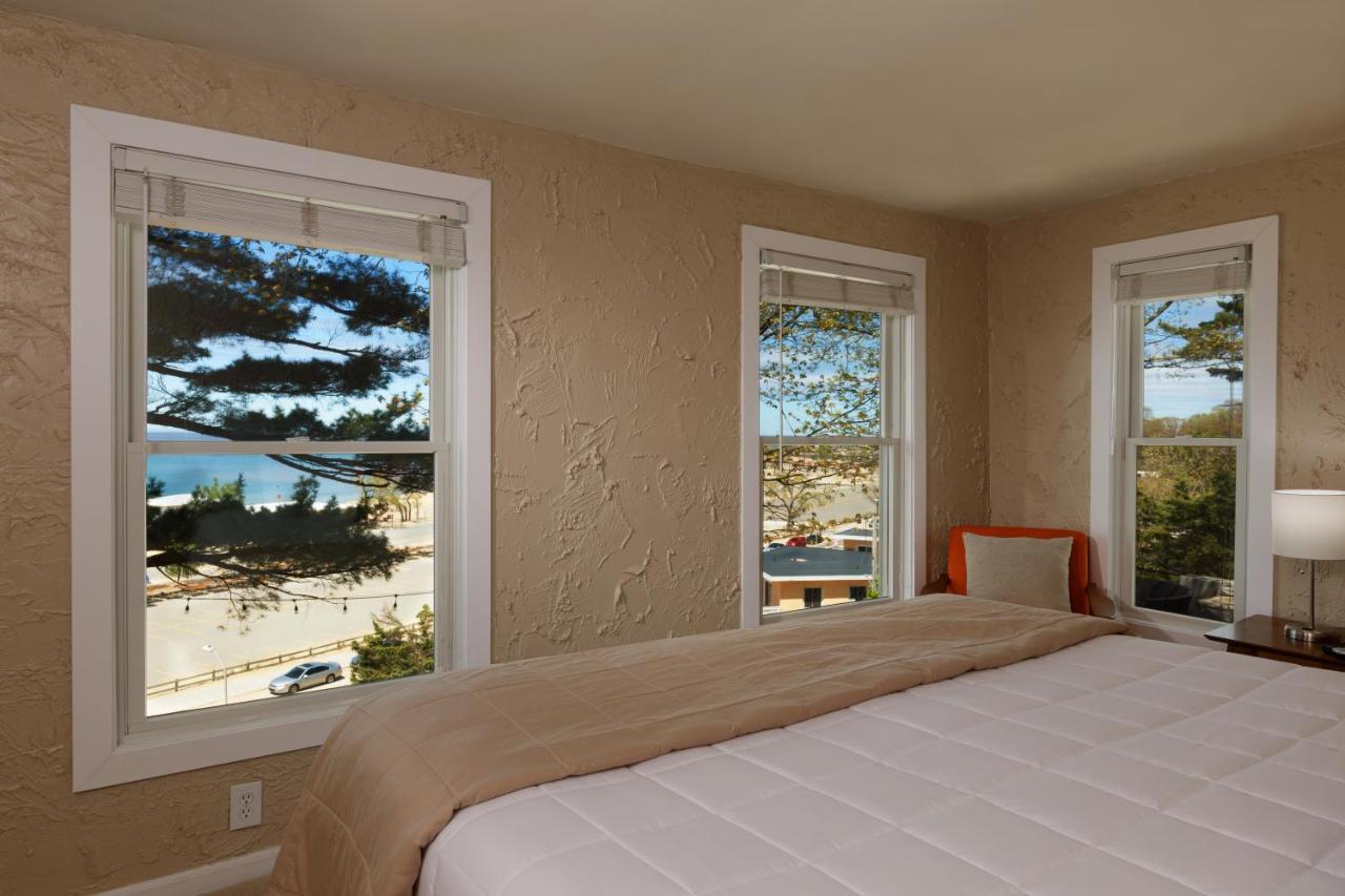 Looking Glass Beachfront Inn グランド・ヘイブン エクステリア 写真