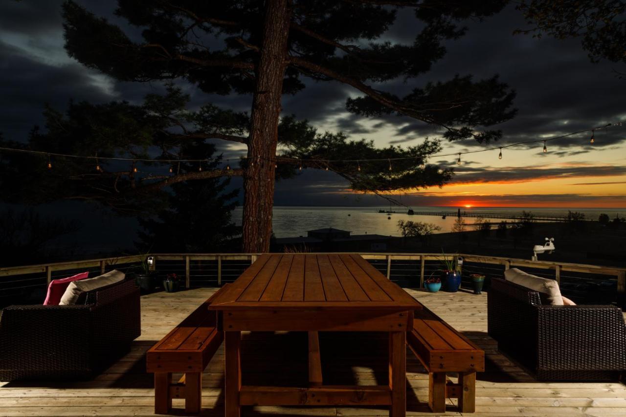 Looking Glass Beachfront Inn グランド・ヘイブン エクステリア 写真