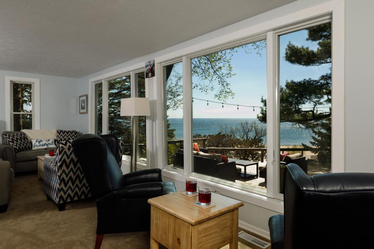 Looking Glass Beachfront Inn グランド・ヘイブン エクステリア 写真