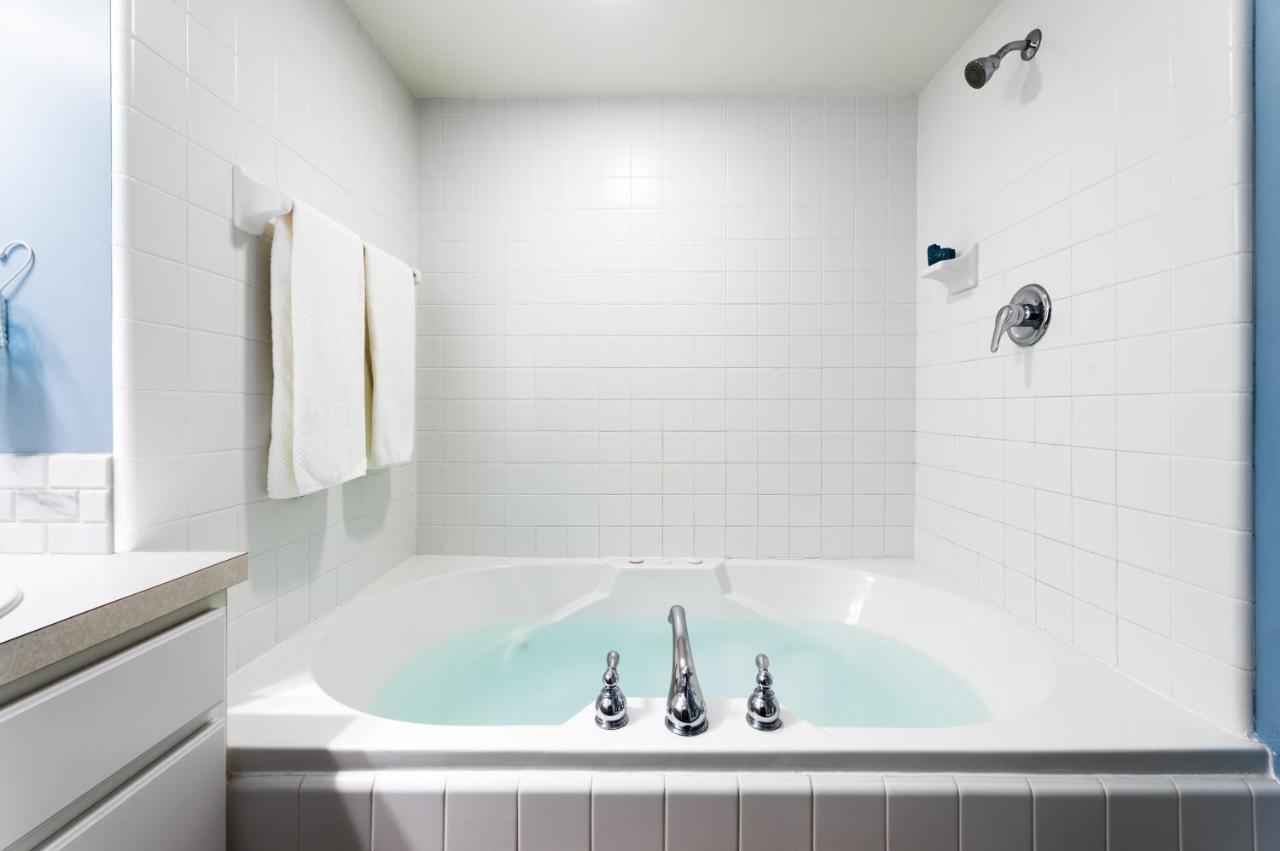 Looking Glass Beachfront Inn グランド・ヘイブン エクステリア 写真