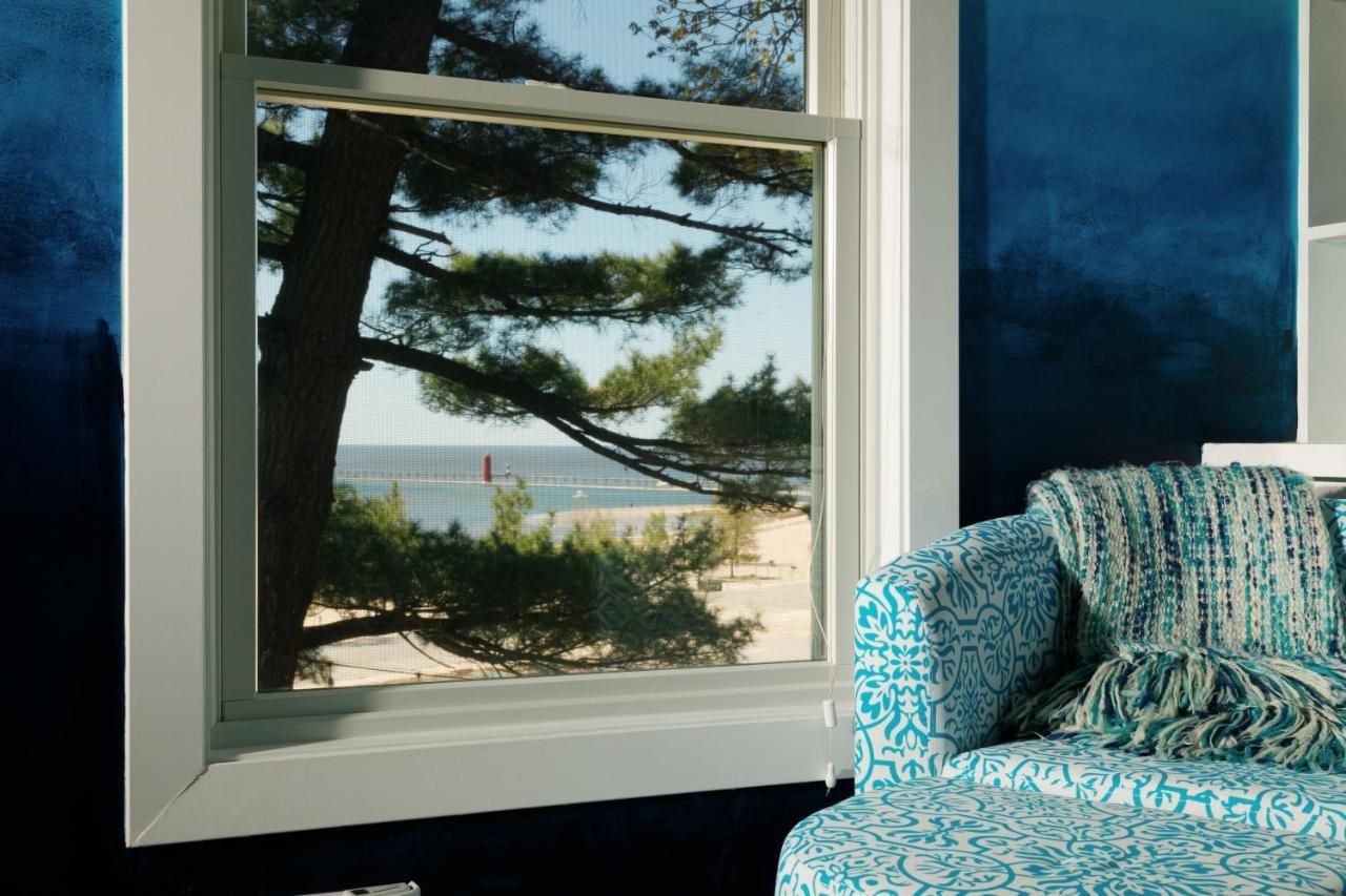 Looking Glass Beachfront Inn グランド・ヘイブン エクステリア 写真