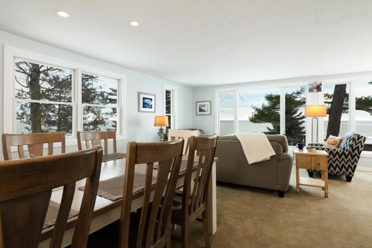 Looking Glass Beachfront Inn グランド・ヘイブン エクステリア 写真