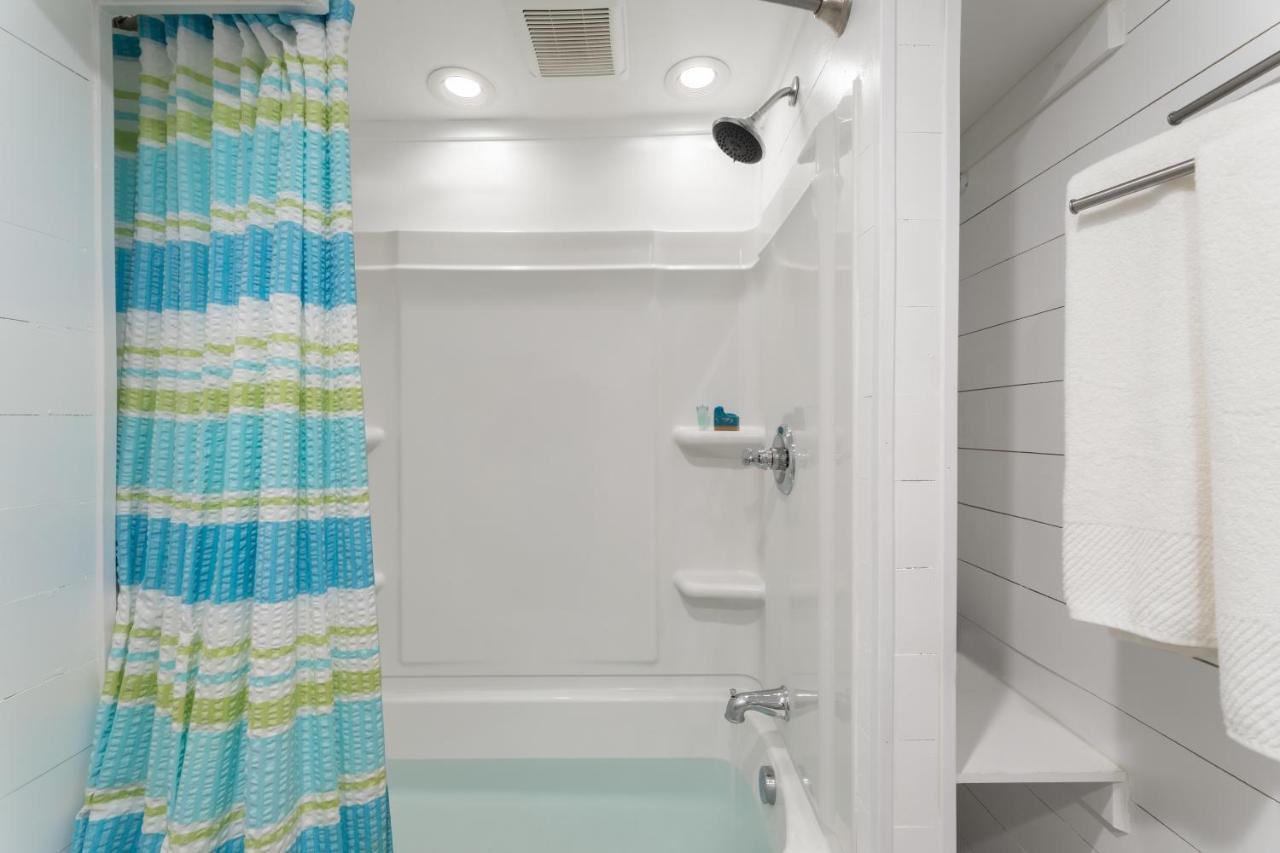 Looking Glass Beachfront Inn グランド・ヘイブン エクステリア 写真