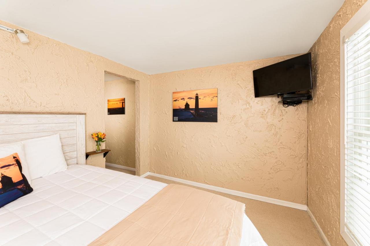 Looking Glass Beachfront Inn グランド・ヘイブン エクステリア 写真