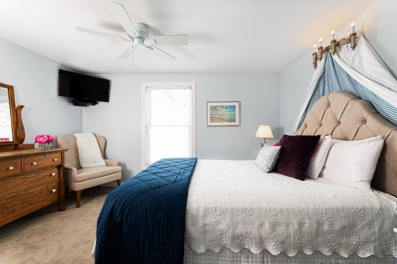 Looking Glass Beachfront Inn グランド・ヘイブン エクステリア 写真